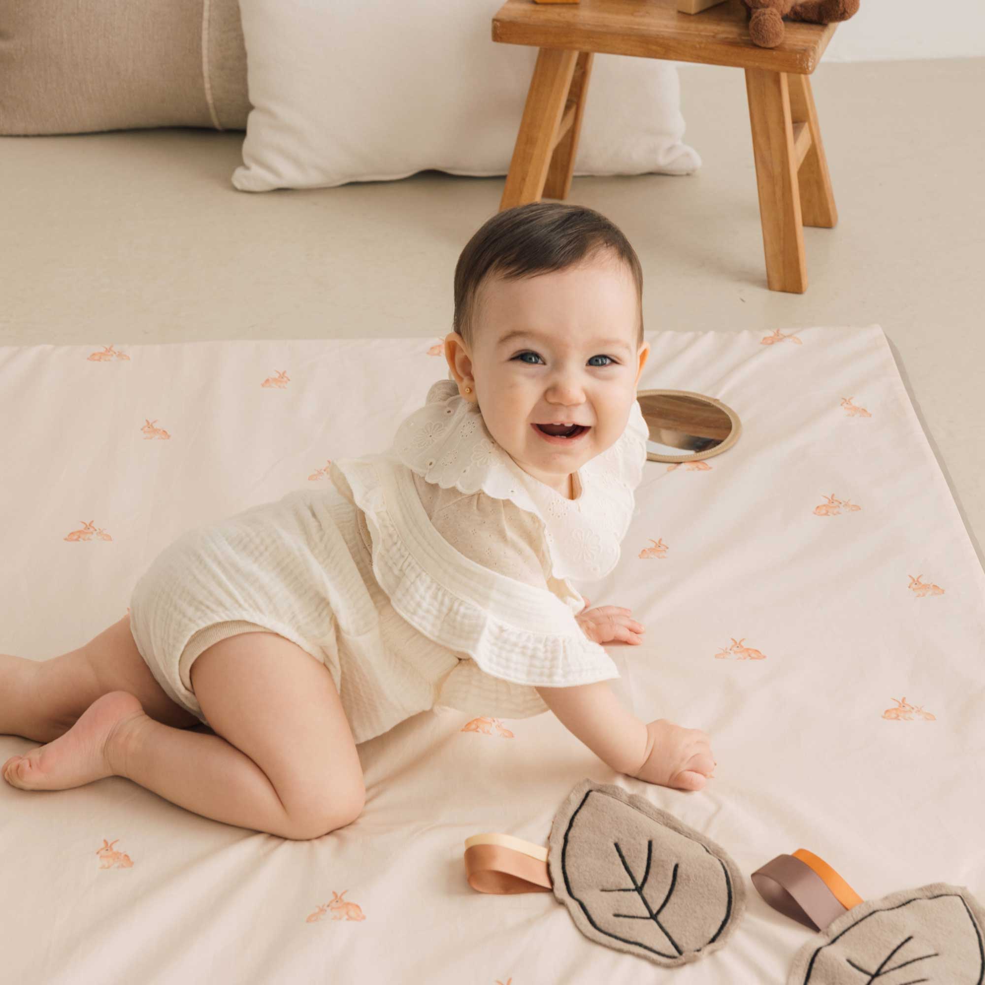 enrollagateo sensorial estampado conejos beige