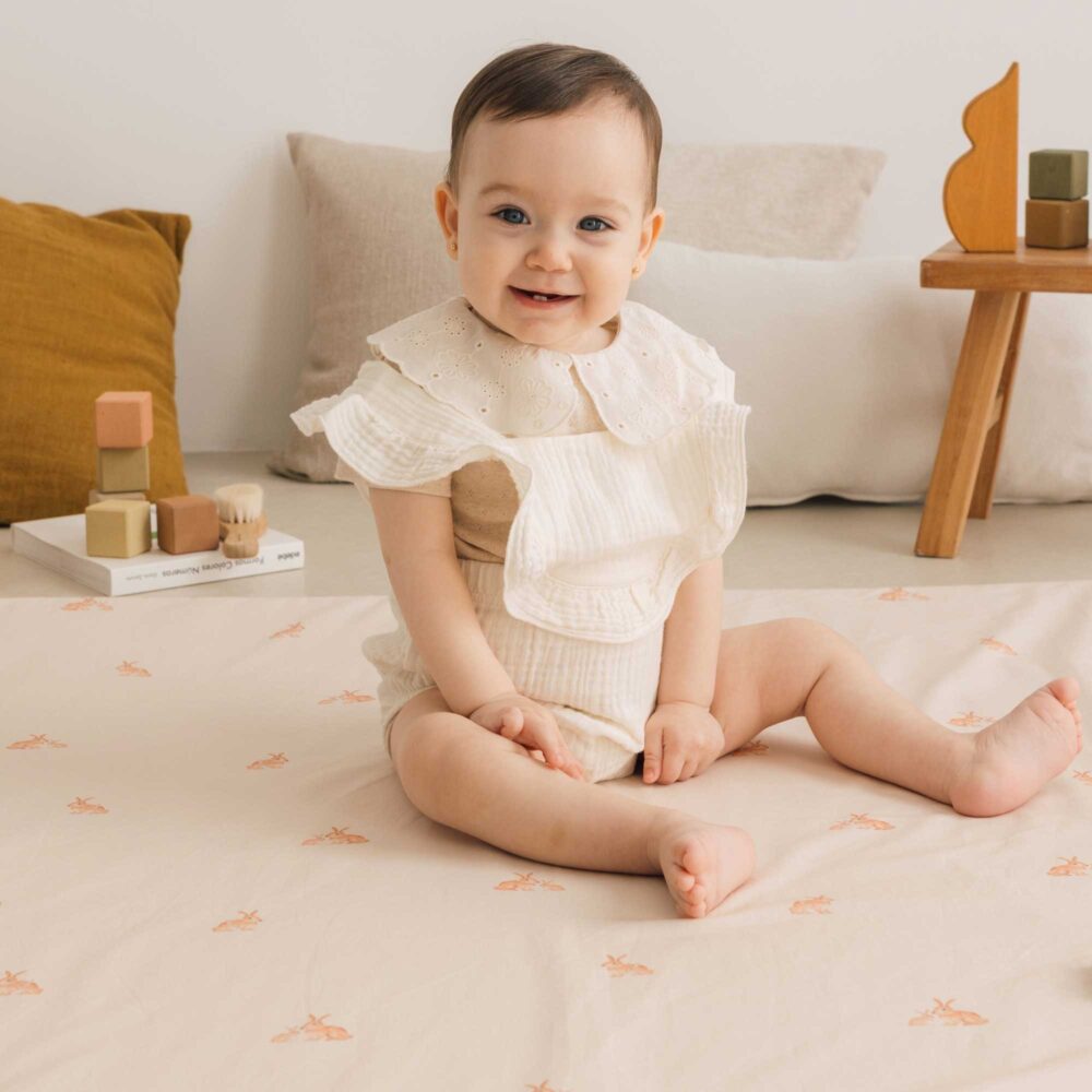 conejo beige simple