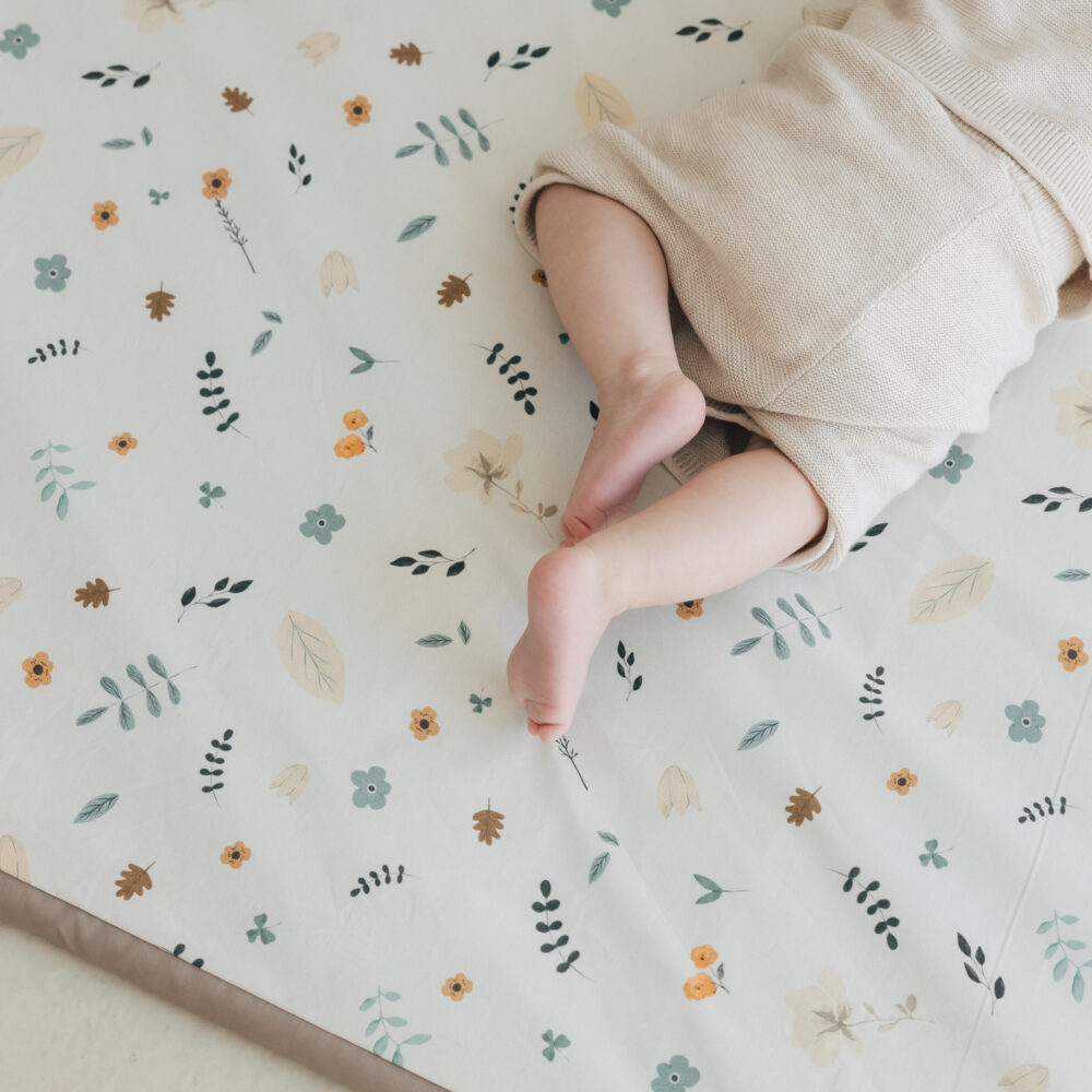 pies-bebe-en-tulipa-simple